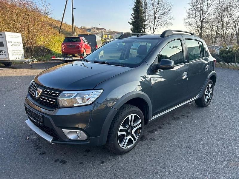 Grau Gebraucht 2019 Dacia Sandero Celebration Limousine | 6.990 € (Fairer Preis) - Bild 1/4