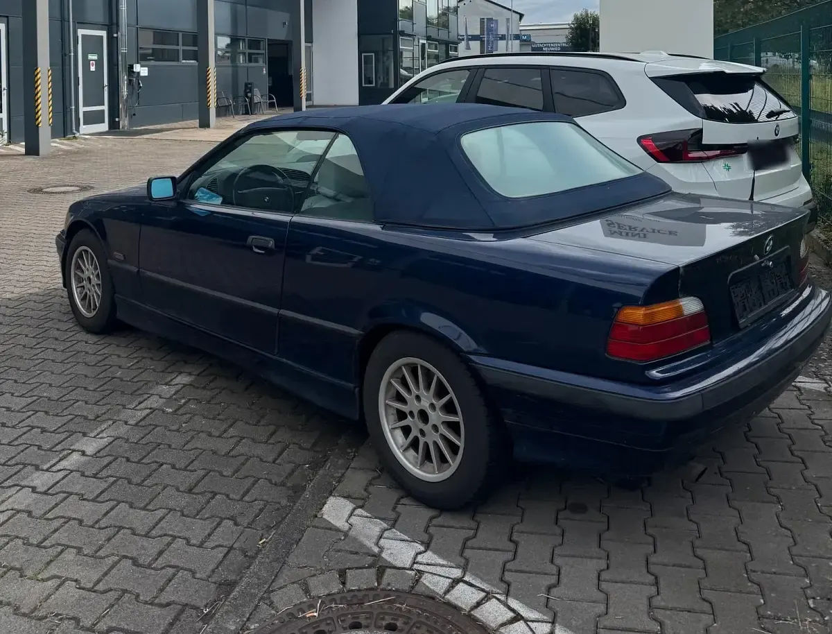 Gebraucht BMW 320 Cabriolet 150 PS (110 kW) 1996 Blau Cabrio