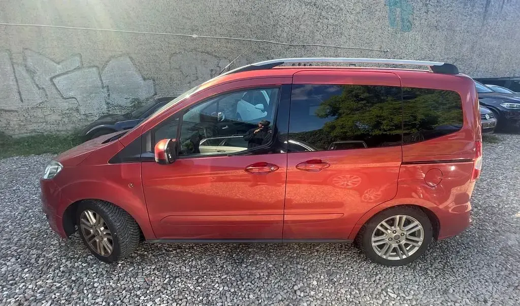 Gebraucht Ford Tourneo Courier Titanium 101 PS (74 kW) 2015 Rot Van / Kleinbus