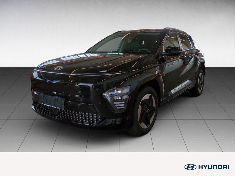 Abyss black Gebraucht 2024 Hyundai Kona Trend SUV | 31.440 € (Superpreis) - Bild 1/4