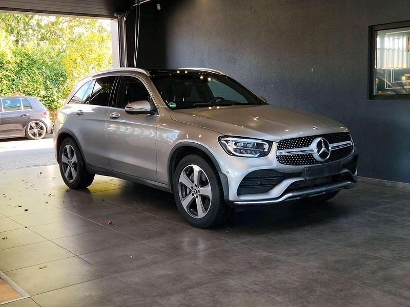 Silber Gebraucht 2022 Mercedes GLC220 AMG line SUV | 41.999 € (Etwas zu teuer) - Bild 1/2