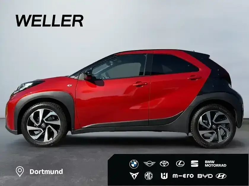 Gebraucht Toyota Aygo 72 PS (52 kW) 2023 Chili red / night sky black (rot) Kleinwagen