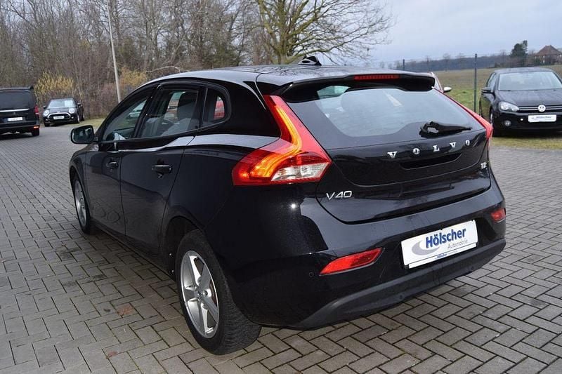 Gebraucht Volvo V40 Momentum 122 PS (89 kW) 2018 Schwarz Limousine
