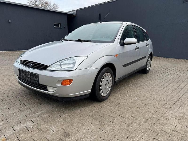 Gebraucht Ford Focus Ambiente 101 PS (74 kW) 2000 Silber Limousine