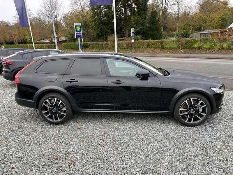Gebraucht Volvo V90 CC Plus 197 PS (144 kW) 2024 Onyx black / metallic Kombi