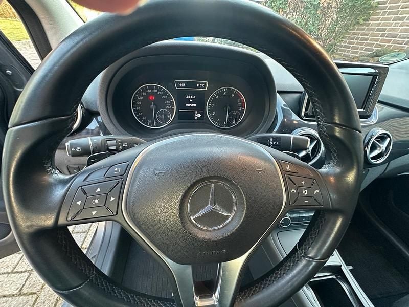 Grau Gebraucht 2012 Mercedes 200 Limousine | 9.900 € (Guter Preis) - Bild 1/4