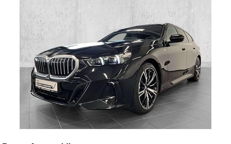Schwarz Gebraucht 2024 BMW 520 M Sport Kombi | 53.350 € (Superpreis) - Bild 1/4