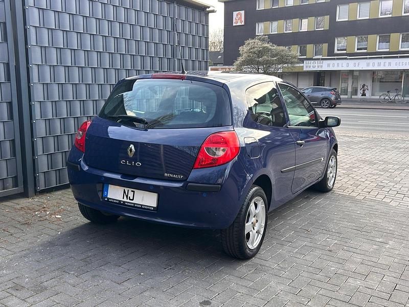 Gebraucht Renault Clio II 65 PS (47 kW) 2007 Blau Kleinwagen