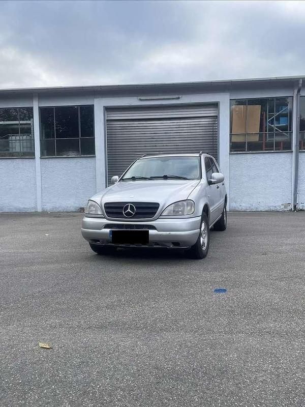 Grau Gebraucht 2001 Mercedes ML270 SUV | 2.650 € (Fairer Preis) - Bild 1/4