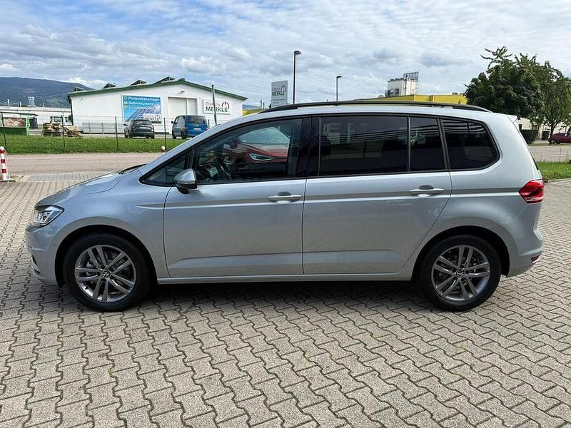 Neu VW Touran 150 PS (110 kW) 2025 Oyster silver metallic Van / Kleinbus