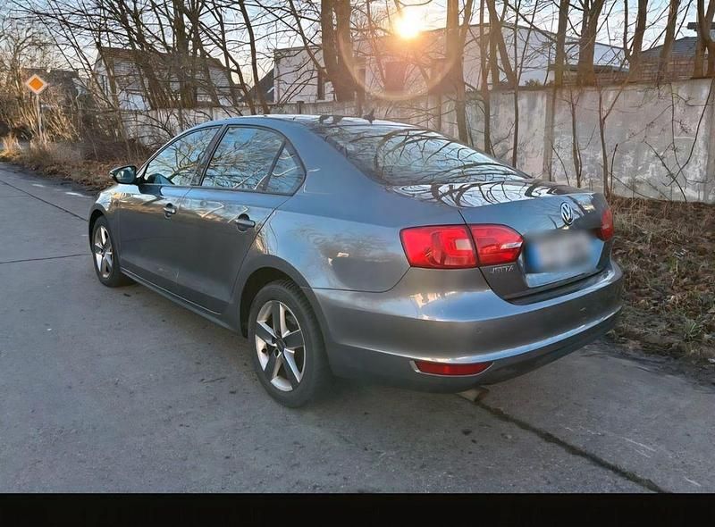 Grau Gebraucht 2011 VW Jetta Trendline Limousine | 3.800 € (Guter Preis) - Bild 1/2