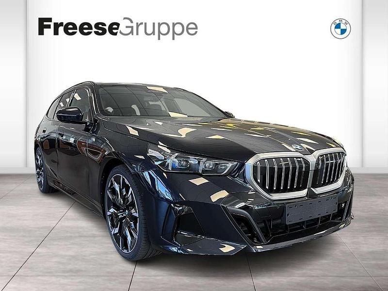 M carbonschwarz metallic Gebraucht 2025 BMW 520 M Sport Kombi | 70.690 € - Bild 1/4