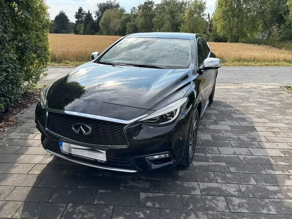 Gebraucht Infiniti Q30 122 PS (89 kW) 2016 Schwarz Limousine