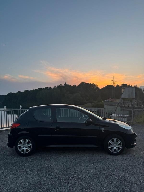 Gebraucht Peugeot 206+ 68 PS (50 kW) 2009 Schwarz Kleinwagen
