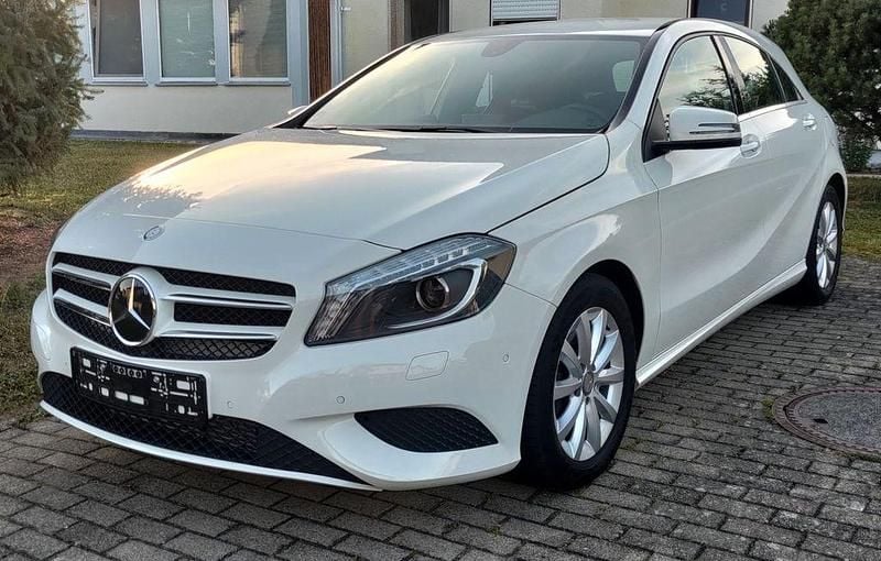 Weiß Gebraucht 2013 Mercedes A180 Style Limousine | 9.999 € (Guter Preis) - Bild 1/4