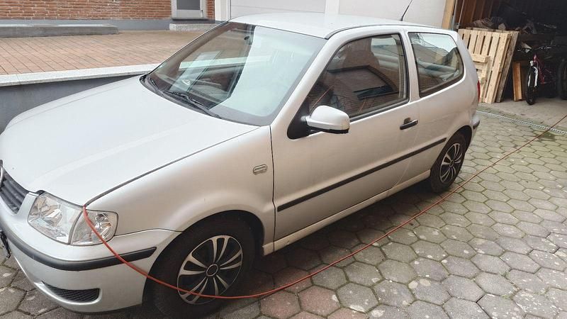 Gebraucht VW Polo Basis 50 PS (36 kW) 2000 Silber Limousine