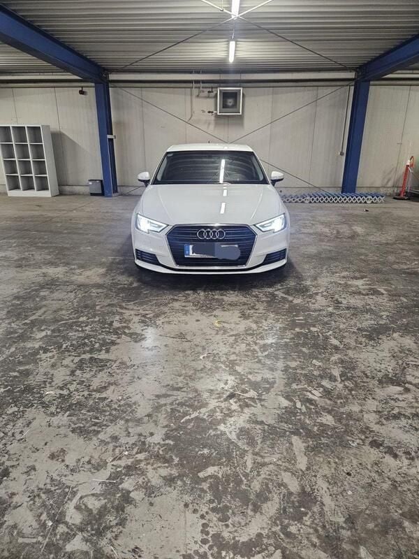 Weiß Gebraucht 2019 Audi A3 Sportback Ambiente Limousine | 17.400 € (Guter Preis) - Bild 1/4