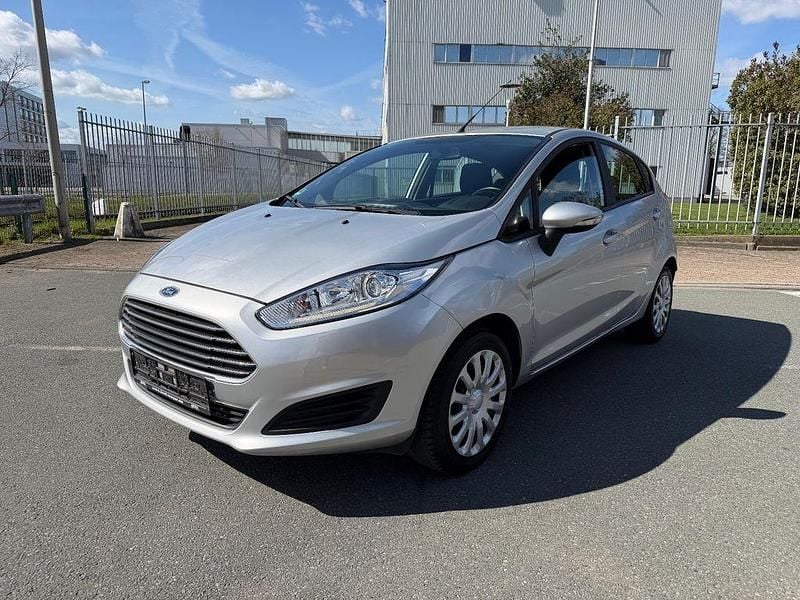 Gebraucht Ford Fiesta Trend 60 PS (44 kW) 2015 Silber Limousine