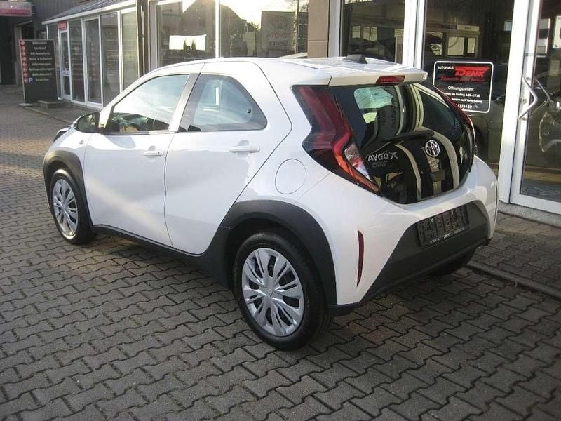 Gebraucht Toyota Aygo X X-play 72 PS (52 kW) 2022 040 schneeweiss SUV