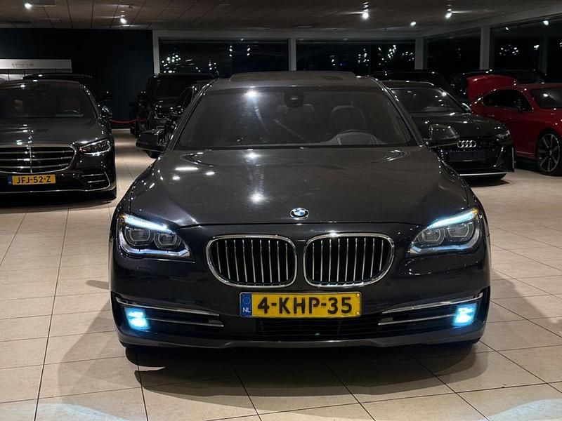 Gebraucht BMW 740 313 PS (230 kW) 2013 Grau Limousine