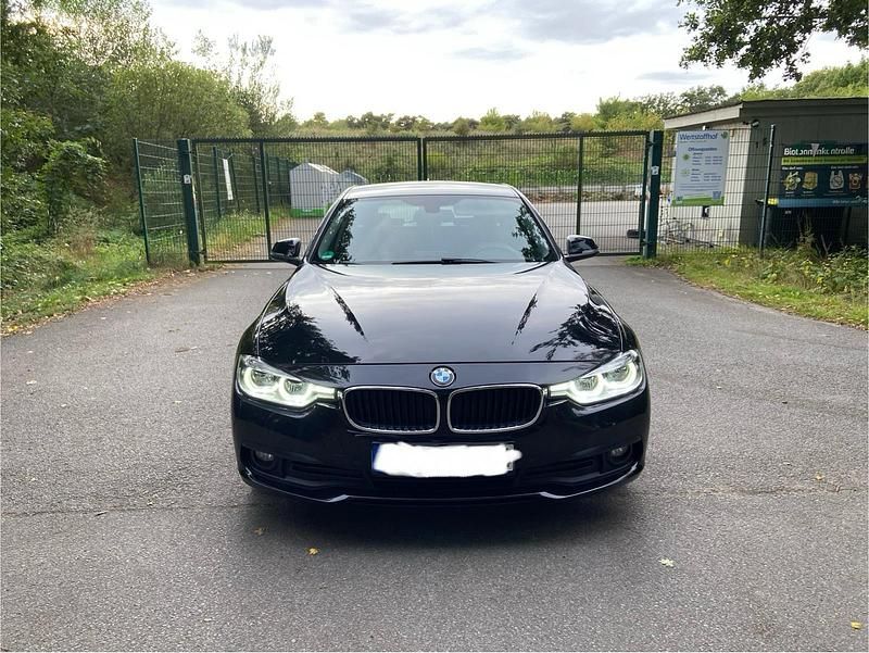 Schwarz Gebraucht 2017 BMW 320 Kombi | 11.000 € (Superpreis) - Bild 1/4