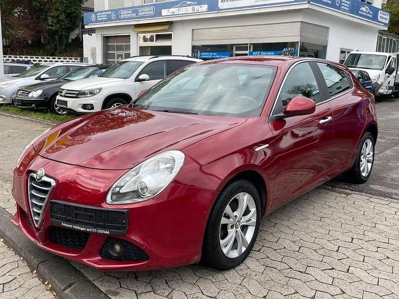 Rot Gebraucht 2010 Alfa Romeo Giulietta Turismo Kleinwagen | 4.990 € (Fairer Preis) - Bild 1/4
