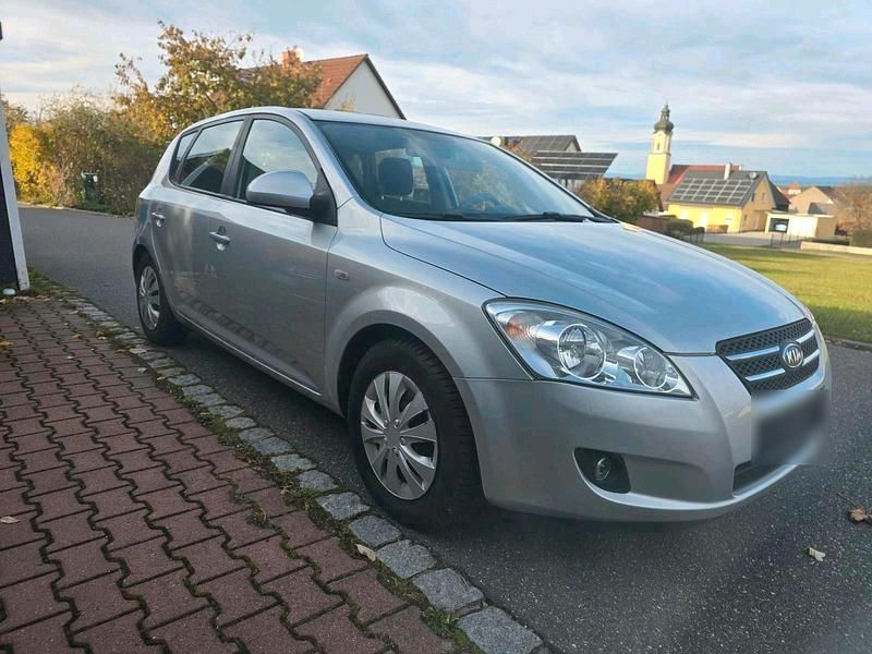 Second-hand Kia Ceed 110 CP (80 kW) 2010 Argintiu Hatchback
