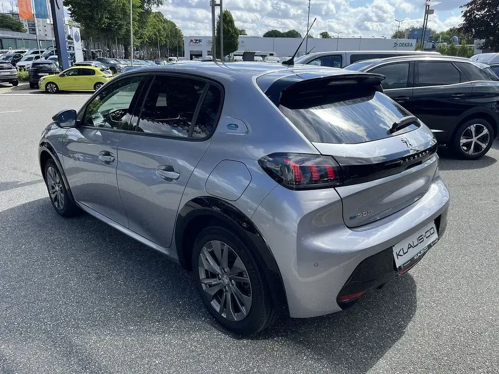 Gebraucht Peugeot e-208 Allure+ 100 kW (136 PS) 2023 Silber Kleinwagen