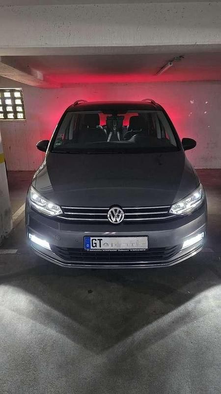 Grau Gebraucht 2017 VW Touran Highline Van / Kleinbus | 22.000 € (Fairer Preis) - Bild 1/4