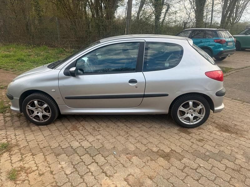 Gebraucht Peugeot 206 75 PS (55 kW) 2000 Silber Kleinwagen