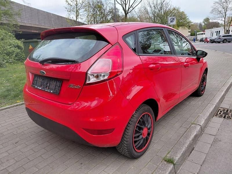 Gebraucht Ford Fiesta Trend 60 PS (44 kW) 2016 Rot Limousine