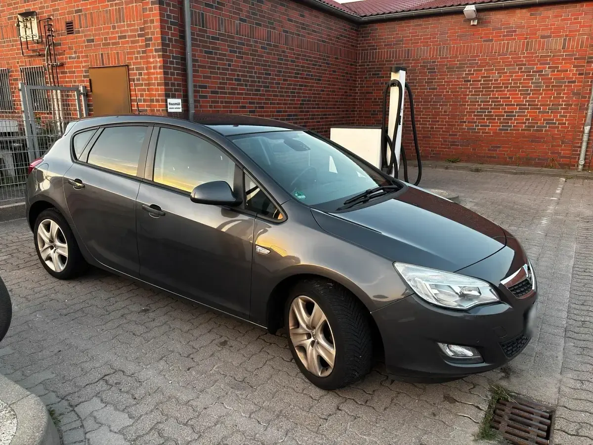 Gebraucht Opel Astra 140 PS (102 kW) 2012 Grau Limousine