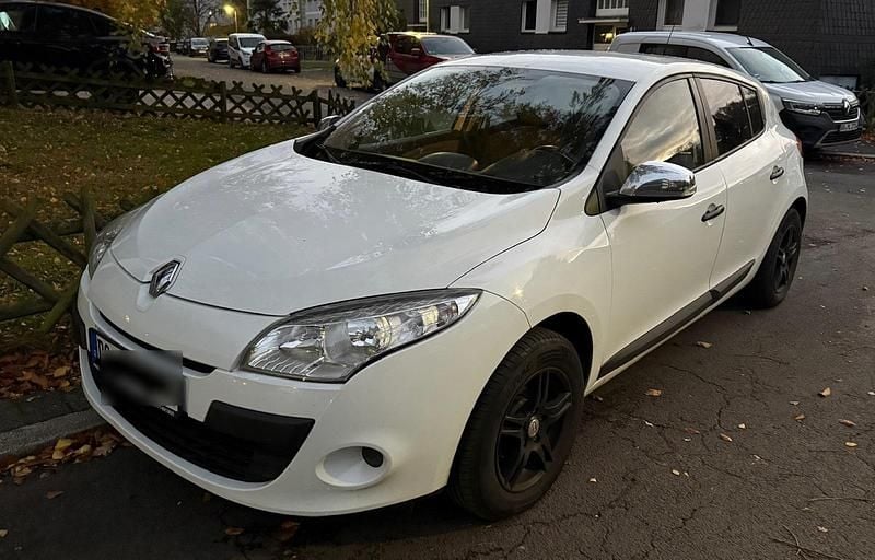 Weiß Gebraucht 2011 Renault Mégane III Limousine | 2.900 € (Guter Preis) - Bild 1/3
