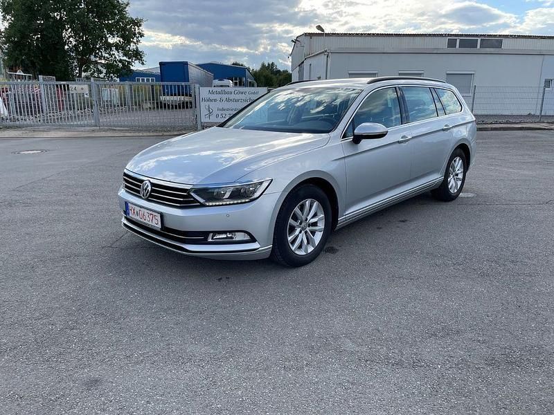 Silber Gebraucht 2016 VW Passat Comfortline Kombi | 14.999 € (Fairer Preis) - Bild 1/4