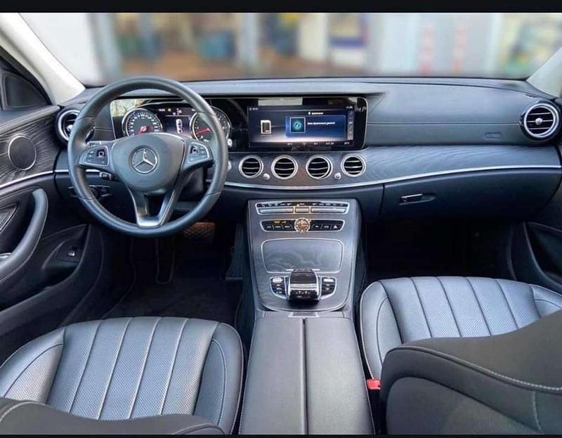 Schwarz Gebraucht 2017 Mercedes E350 Avantgarde Limousine | 32.800 € - Bild 1/4