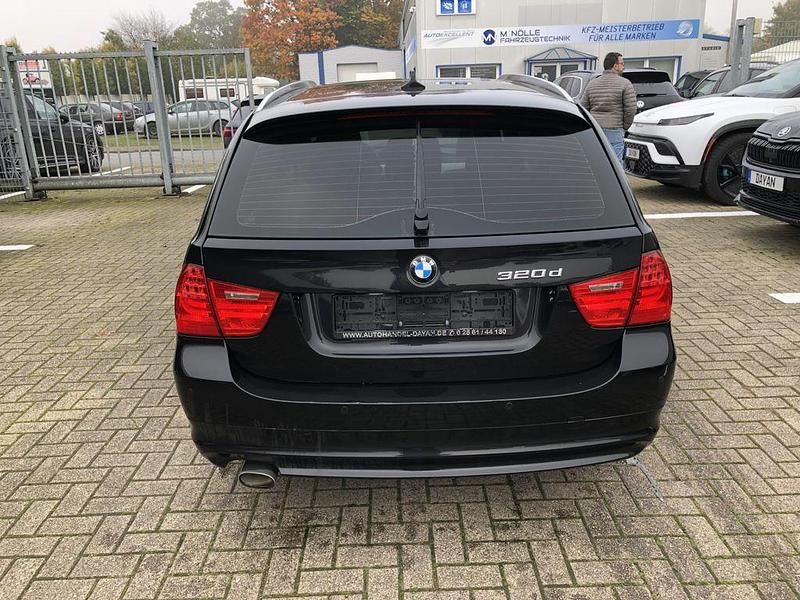 Gebraucht BMW 320 184 PS (135 kW) 2012 Schwarz Limousine
