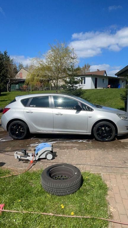 Silber Gebraucht 2010 Opel Astra Selection Limousine | 3.650 € (Fairer Preis) - Bild 1/4