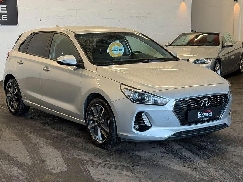 Gebraucht Hyundai i30 Trend 110 PS (80 kW) 2017 Silber Limousine