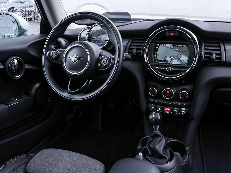 Gebraucht Mini Cooper 136 PS (100 kW) 2019 Electric blue metallic Kleinwagen