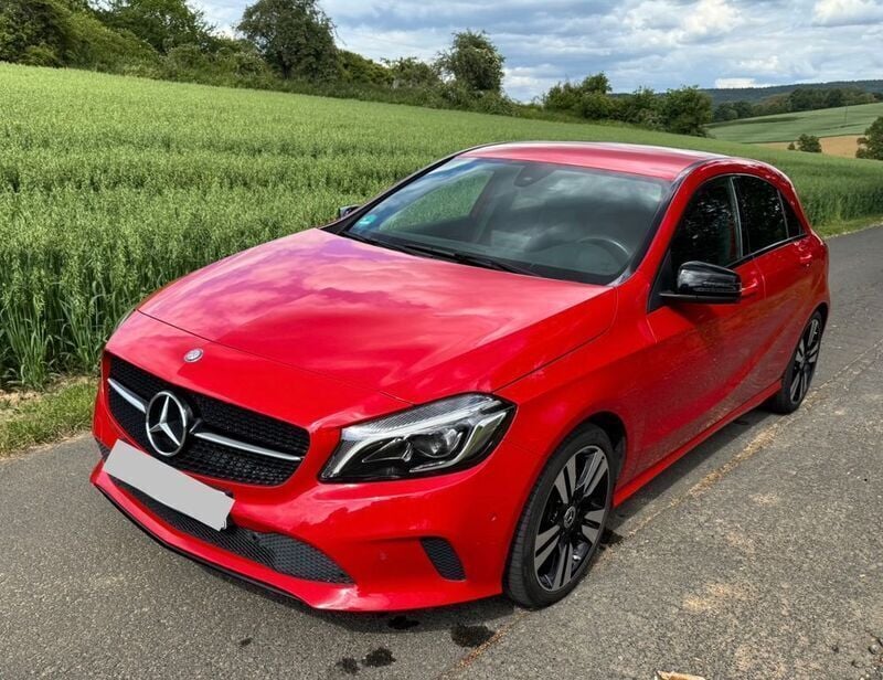 Rot Gebraucht 2017 Mercedes A180 Urban Limousine | 16.900 € (Fairer Preis) - Bild 1/4