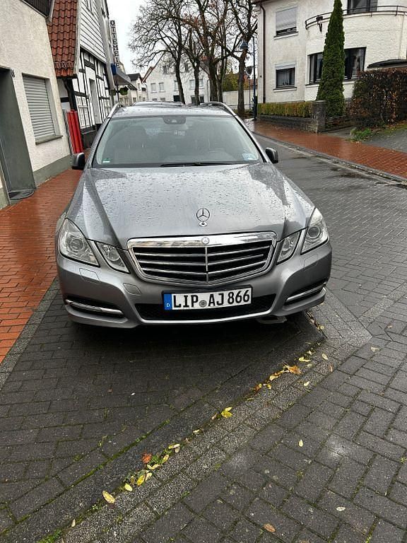Grau Gebraucht 2011 Mercedes E250 Limousine | 6.500 € (Guter Preis) - Bild 1/4