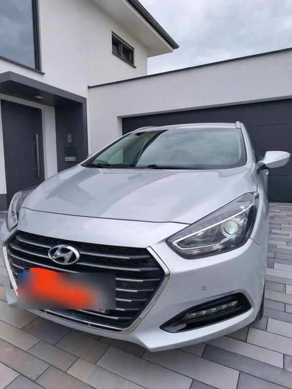 Silber Gebraucht 2016 Hyundai i40 Style Kombi | 11.900 € (Fairer Preis) - Bild 1/4
