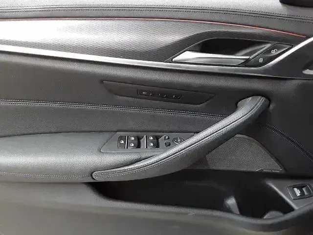 Gebraucht BMW 540 M Sport 340 PS (250 kW) 2023 Saphirschwarz metallic Kombi