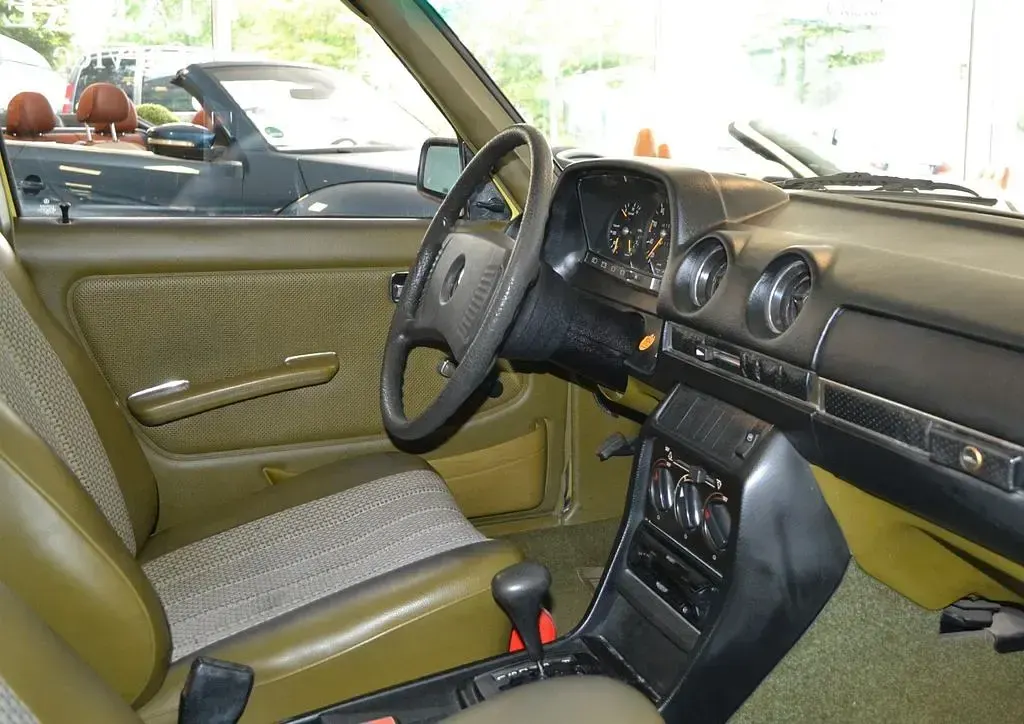 Gebraucht Mercedes 230 109 PS (80 kW) 1977 Mimosagelb (618u) Limousine