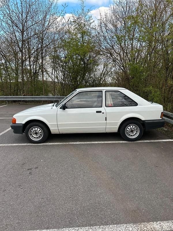 Gebraucht Ford Escort 54 PS (39 kW) 1987 Weiß Kleinwagen