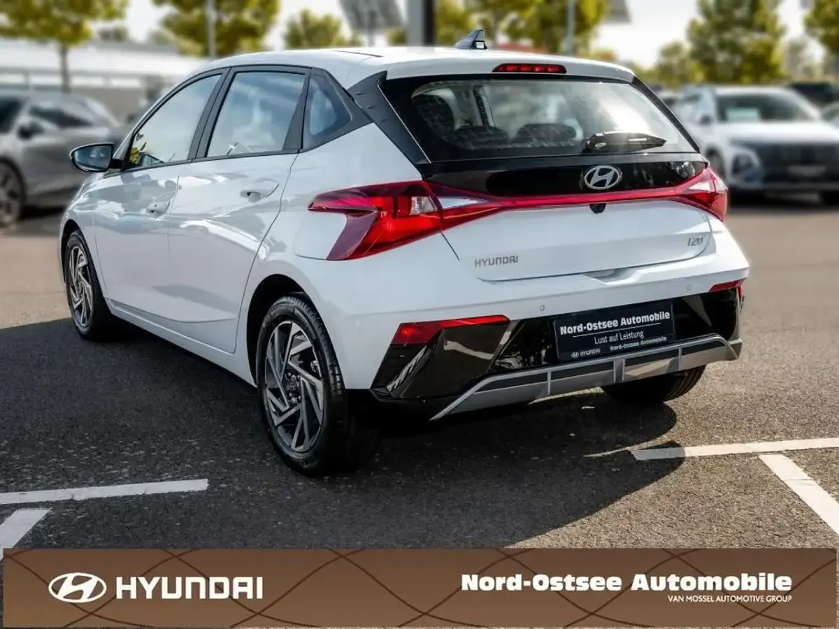 Gebraucht Hyundai i20 Trend 90 PS (66 kW) 2026 Atlas white Kleinwagen