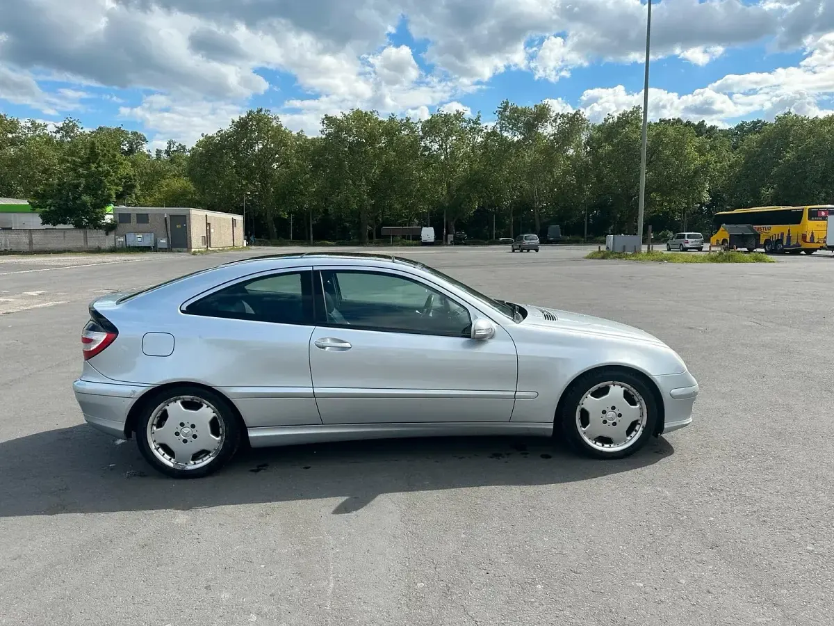 Second-hand Mercedes C220 143 CP (105 kW) 2005 Argintiu Berlinǎ