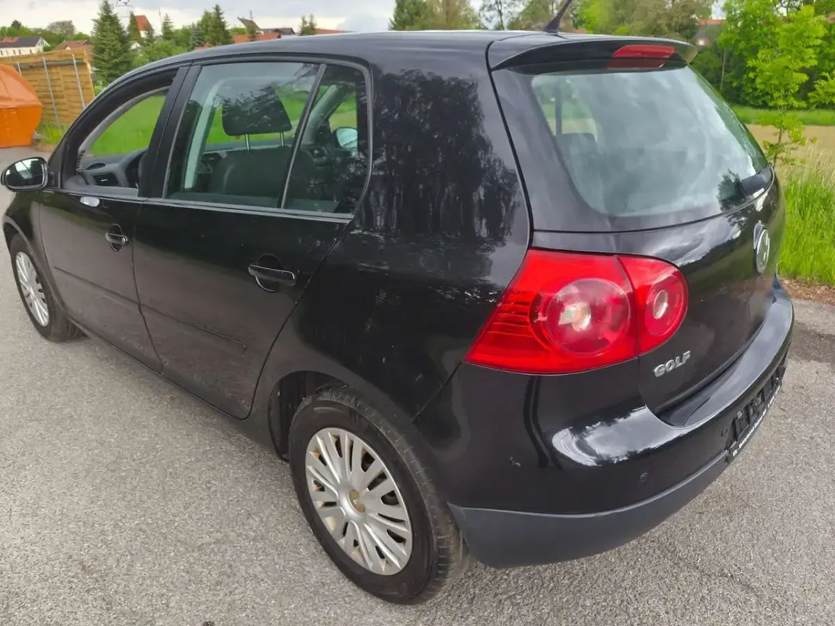 Gebraucht VW Golf V Trendline 102 PS (75 kW) 2008 Black magic perleffekt Kleinwagen