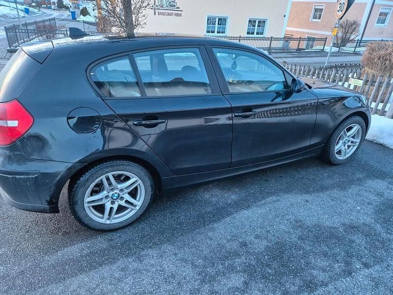 Schwarz Gebraucht 2007 BMW 118 Kleinwagen | 3.950 € (Etwas zu teuer) - Bild 1/4