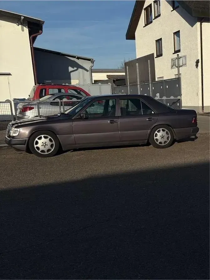 Gebraucht Mercedes E250 126 PS (92 kW) 1992 Braun Limousine